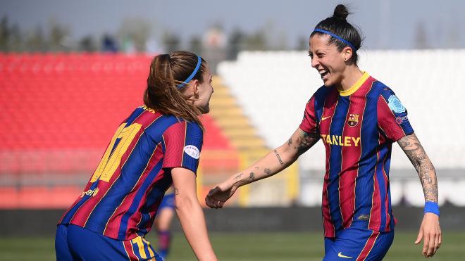 Alexia Putellas y Jenni Hermoso celebran un gol con el Barcelona.