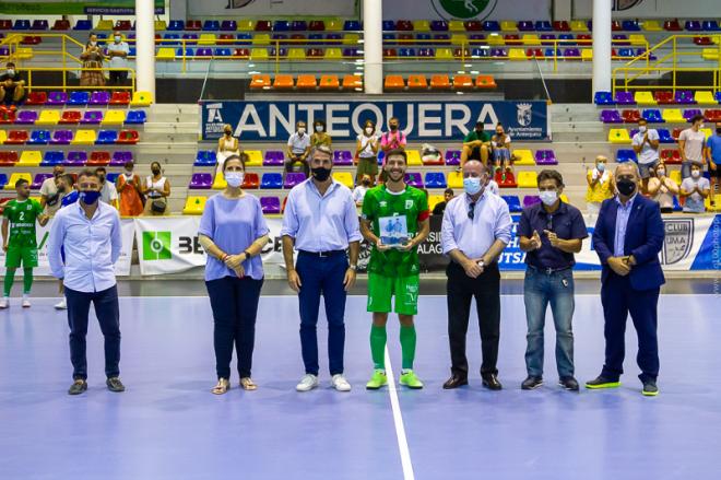 Miguel, capitán del BeSoccer CD UMA Antequera, recoge el trofeo (Foto: UMA Antequera)