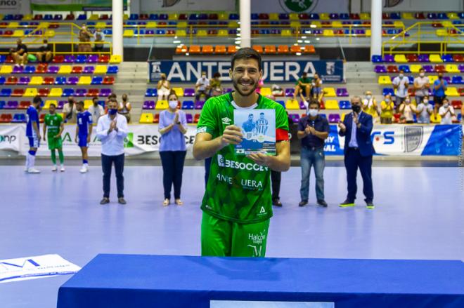 Miguel, capitán del BeSoccer CD UMA Antequera levanta el trofeo. (Foto: UMA Antequera)