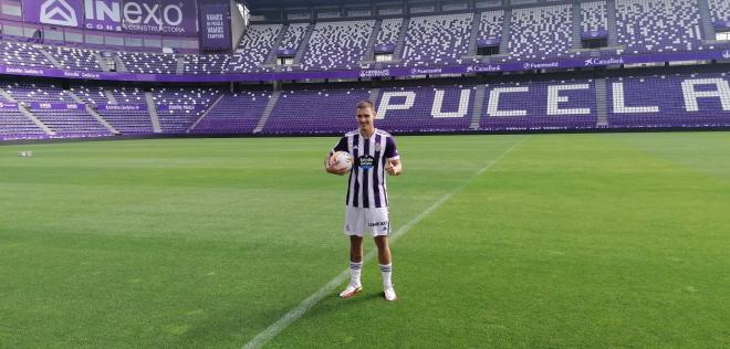 Hugo Vallejo posa con su nuevo club (Foto: ElDesmarque Valladolid).