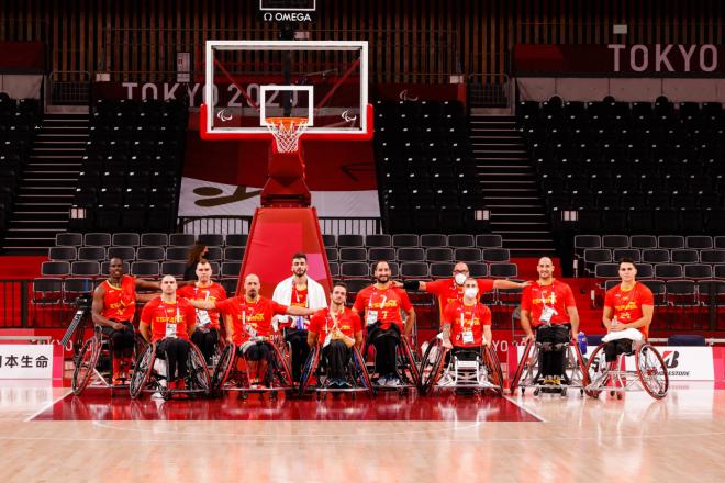 Los hermanos Zarzuela junto a la selección de baloncesto en silla en los Juegos Paralímpicos de Tokio 2020