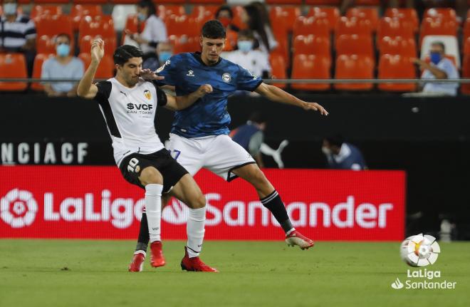 Carlos Soler lucha un balón durante el Valencia-Alavés (Foto: LaLiga).
