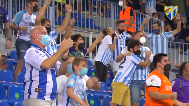 Afición del Málaga en La Rosaleda celebrando un gol