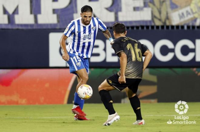 Antoñín, con el balón en los pies durante un partido con el Málaga (Foto: LaLiga).