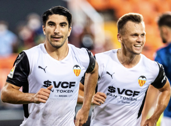 Carlos Soler celebra su golazo con Cheryshev (Foto: Valencia CF)