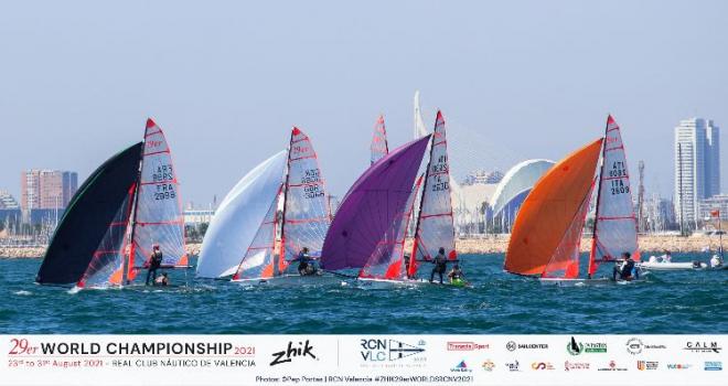 Francia pasa a dominar la general 29er de vela en València