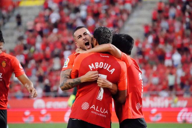 Mboula celebra el gol de Dani Rodríguez (Foto: RCDM).