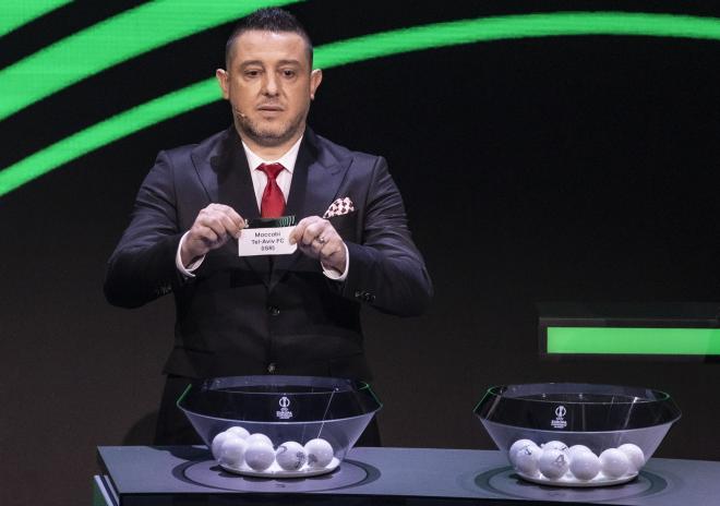 Nihat Kaveci, en el sorteo de la Conference League. El curso pasado ningún equipo español disputó la tercera competición europea ya que el Villarreal fue directo a Champions (Foto: TRT Spor).