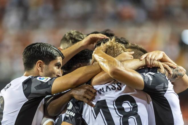 El equipo celebra uno de los goles en el Valencia CF - Alavés (Foto: Valencia CF).
