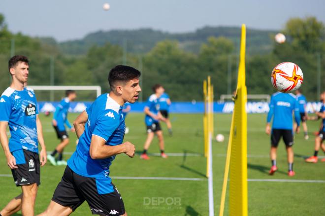 Víctor García entrenando con sus compañeros en Abegondo (Foto: RCD).