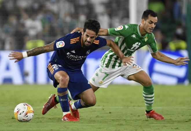 Isco controla una pelota ante Juanmi en el Betis-Real Madrid (Foto: Kiko Hurtado).