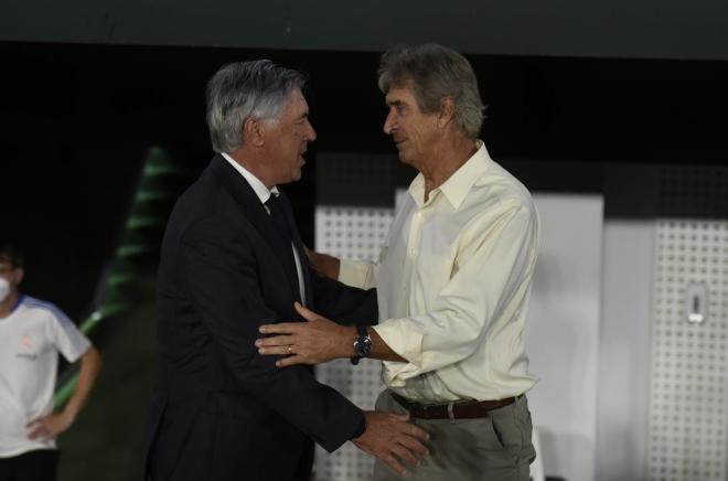 Carlo Ancelotti y Manuel Pellegrini se saludan antes del Betis-Real Madrid (Foto: Kiko Hurtado).