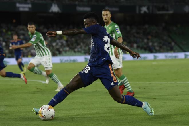 Vinícius Jr. recoge el balón (Foto: Kiko Hurtado).