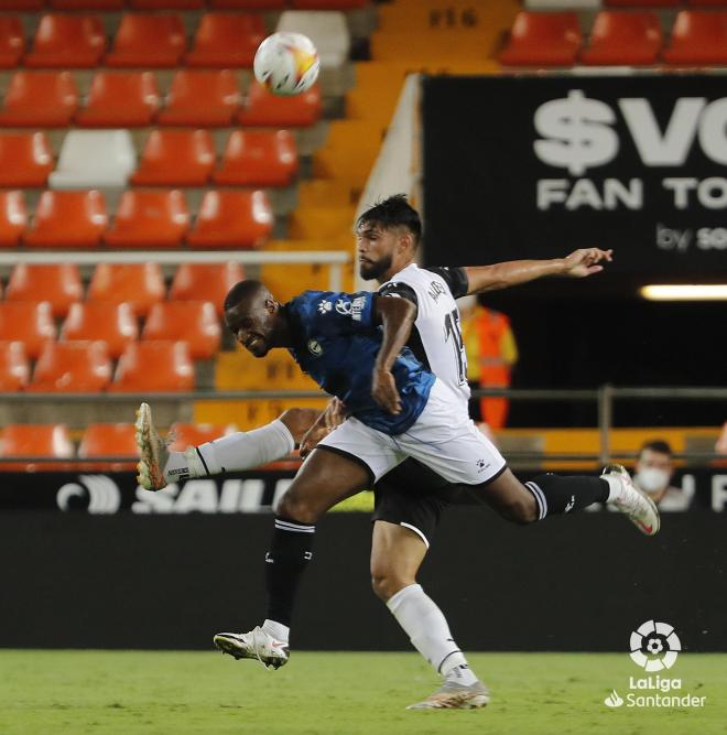 Omar Alderete, durante el Valencia-Alavés (Foto: LaLiga).