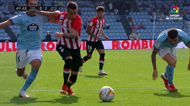 Acción del jugador navarro del Athletic Club Álex Berenguer con el celeste Denis.