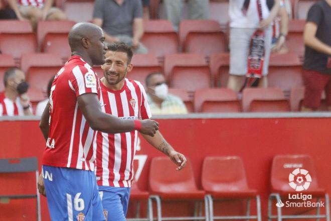Aitor García felicita a Babin tras su gol al Mirandés (Foto: LaLiga).