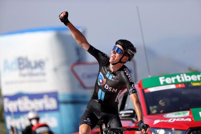 Bardet celebra su victoria en Las Villuercas (Foto: EFE).