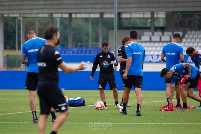 Borja Jiménez dando instrucciones a sus jugadores durante un entrenamiento (Foto: RCD).