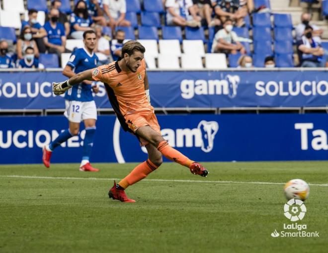 Joan Femenías golpea el esférico durante el partido ante el Tenerife (Foto: LaLiga).