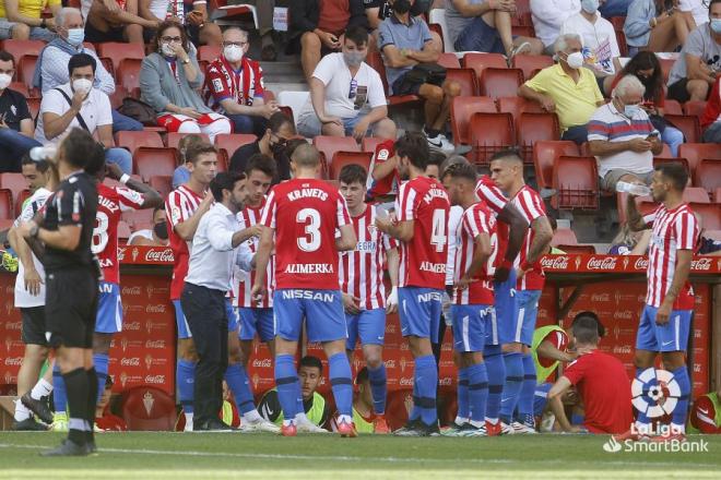 Gallego da instrucciones a sus jugadores en el Sporting-Mirandés (Foto: LaLiga).