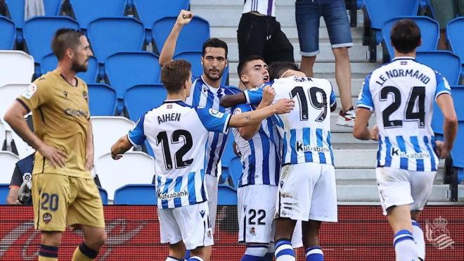 Los jugadores de la Real celebran el gol de Barrenetxea al Levante (Foto: LaLiga).