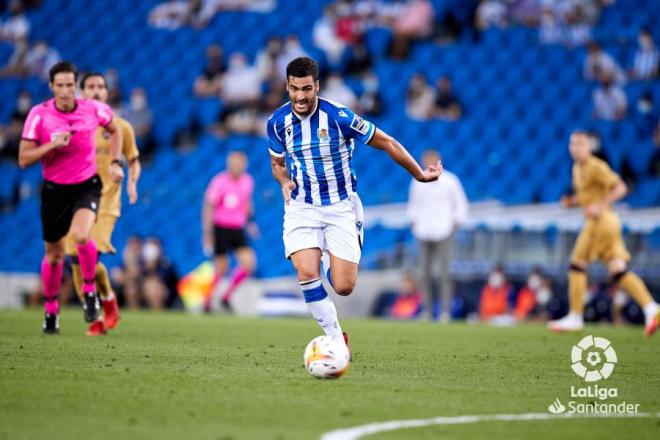 Mikel Merino conduco el balón en el partido ante el Levante (Foto: LaLiga).