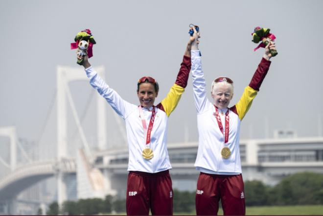 Susana Rodríguez y Sara Loehr sonríen tras recibir el oro en Tokio.