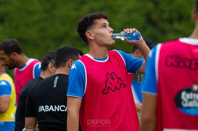 Trilli bebiendo agua en un entrenamiento con el Dépor (Foto: RCD).