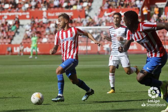 Villalba intenta progresar con el balón ante la presión rival (Foto: LaLiga).