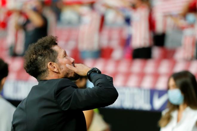 Simeone saluda a su familia en el Metropolitano en un partido del Atleti (Foto: EFE).