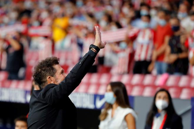 Simeone saluda a su familia en el Metropolitano (Foto: EFE).