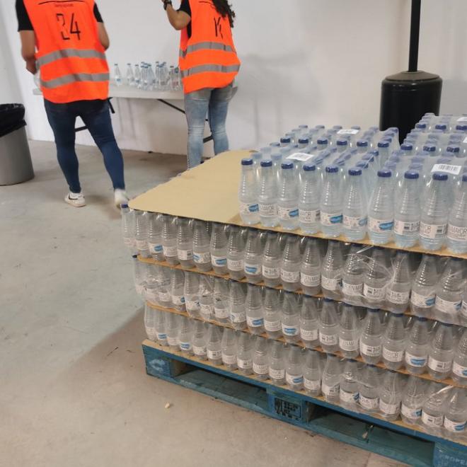 El Elche repartió botellas de agua a los aficionados (Foto: Twitter).