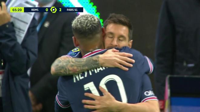 Neymar abraza a Leo Messi antes del debut del argentino con el PSG.