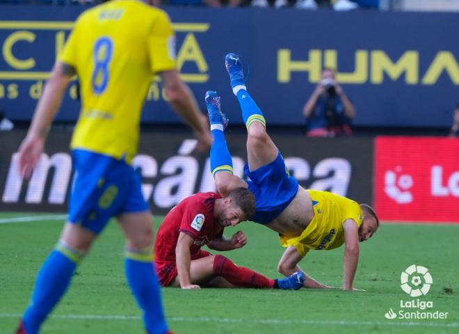 Haroyan cae tras una entrada del rival (Foto: LaLiga).