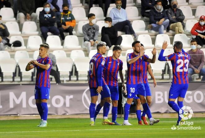 Los jugadores del Eibar celebran el gol al Burgos (Foto: LaLiga).