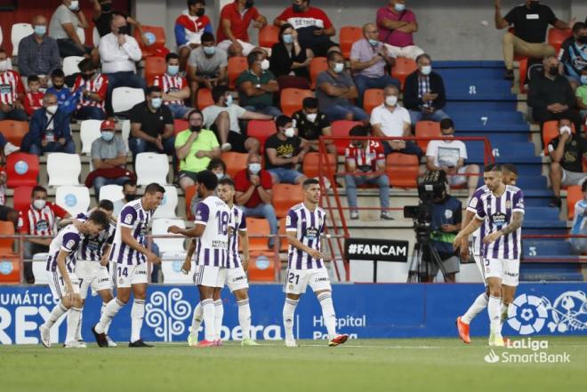 Los jugadores del Valladolid celebran el gol de Toni Villa al Lugo (Foto: LaLiga).