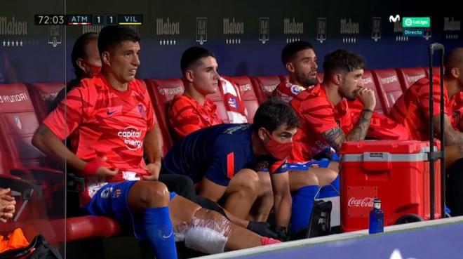 Luis Suárez, con hielo en la rodilla tras su sustitución en el Atlético-Villarreal (Captura: Movistar+).