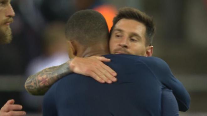 Mbappé y Messi se abrazan tras el partido.