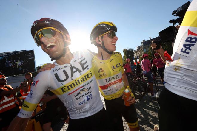 Rafał Majka y Pogacar se abrazan al final de la etapa (Foto: Cordon Press).
