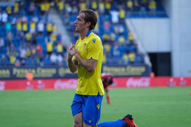 Álex Fernández celebra su gol al Osasuna (Foto: Cristo García).