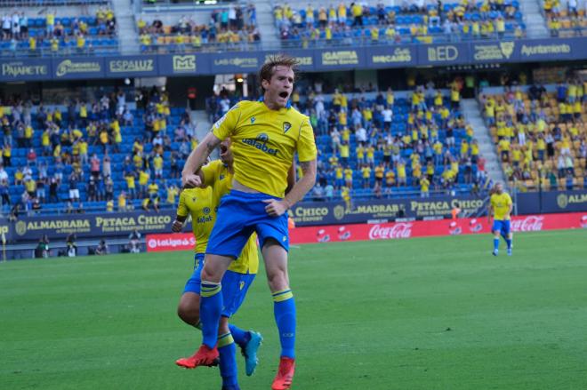 Álex Fernández celebra con rabia su gol al Osasuna (Foto: Cristo García).