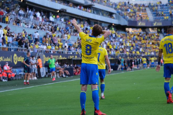Álex Fernández 'lanza' su flecha para celebrar su gol al Osasuna (Foto: Cristo García).