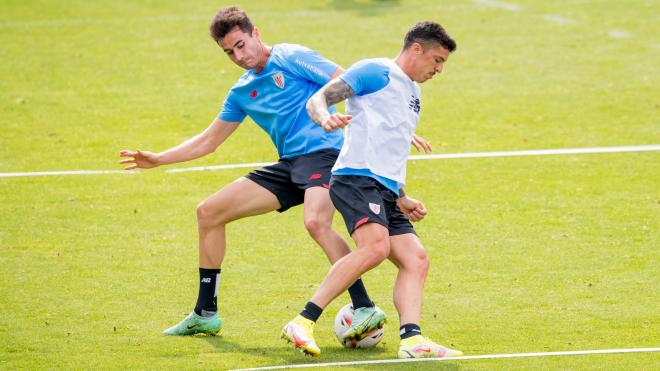 Ander Capa batalla por la pelota con Jon Morcillo en Lezama (Foto: Athletic Club).