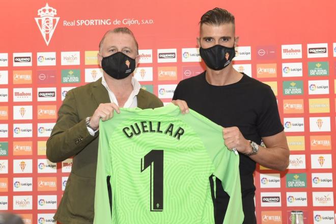 Cuéllar y Javi Rico en la presentación del portero (Foto: Real Sporting).
