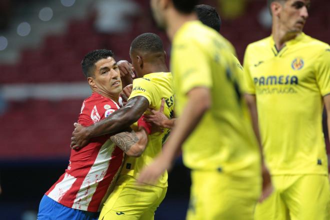 Estupiñán sujeta a Luis Suárez en el Atlético de Madrid-Villarreal (Foto: Cordon Press).
