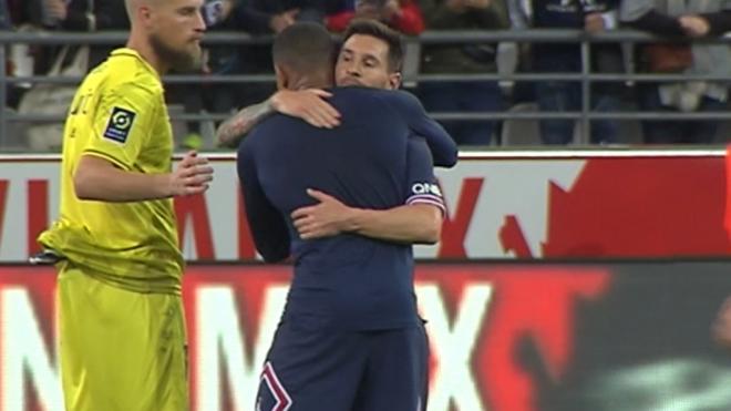 Abrazo entre Mbappé y Messi.
