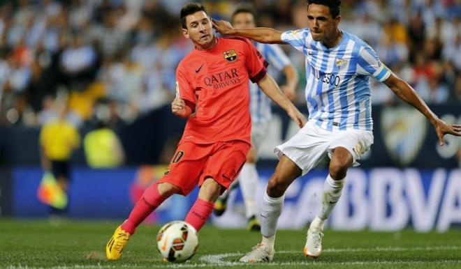 Weligton pelea con Messi por un balón en un Málaga-Barça.
