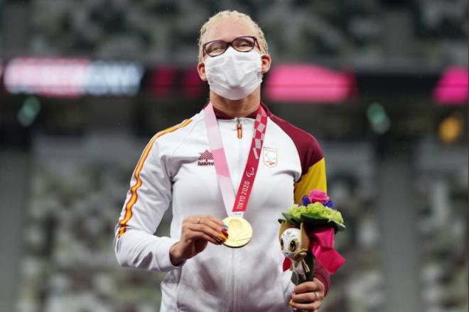 Adiaratou Iglesias muestra su medalla de oro en Tokio.