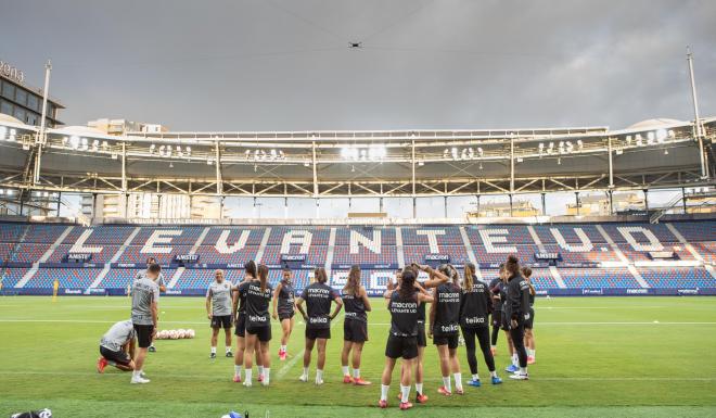 El Levante Femenino prepara el partido contra el Olympique de Lyon. (Foto: Levante UD)