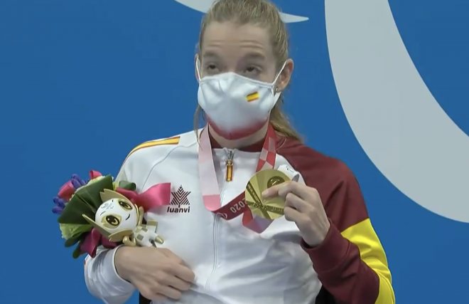 Marta Fernández, con su medalla de oro.